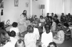 Swami Kriyananda gives a class.