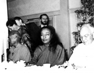 L-R: Yogananda’s most advanced disciple, Rajarsi Janakananda; Swami Kriyananda (standing), Paramhansa Yogananda, and Dr. Lewis, Yogananda’s first disciple in America.